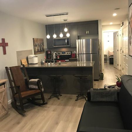 Home Sweet Condo Calgary Bagian luar foto