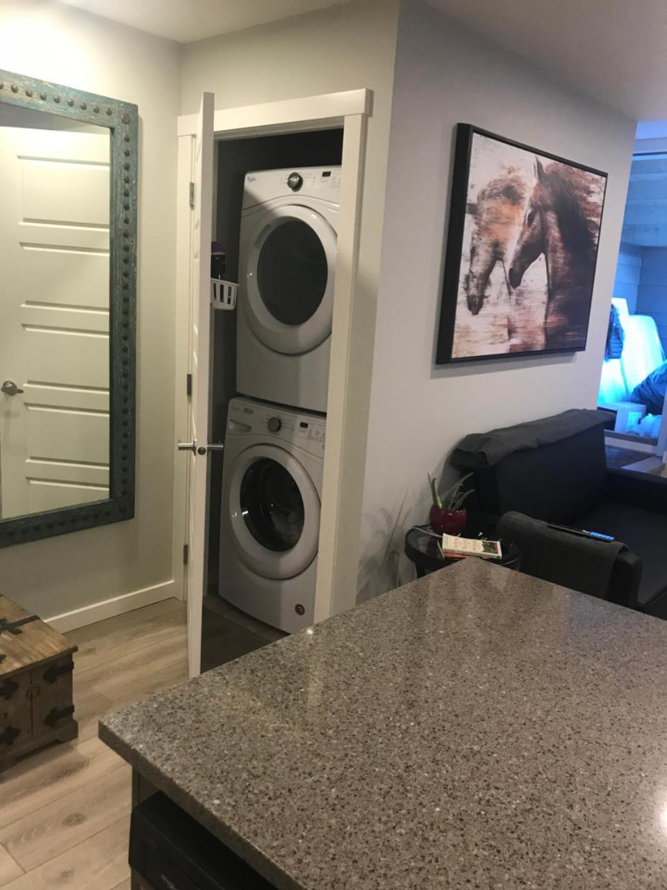 Home Sweet Condo Calgary Bagian luar foto