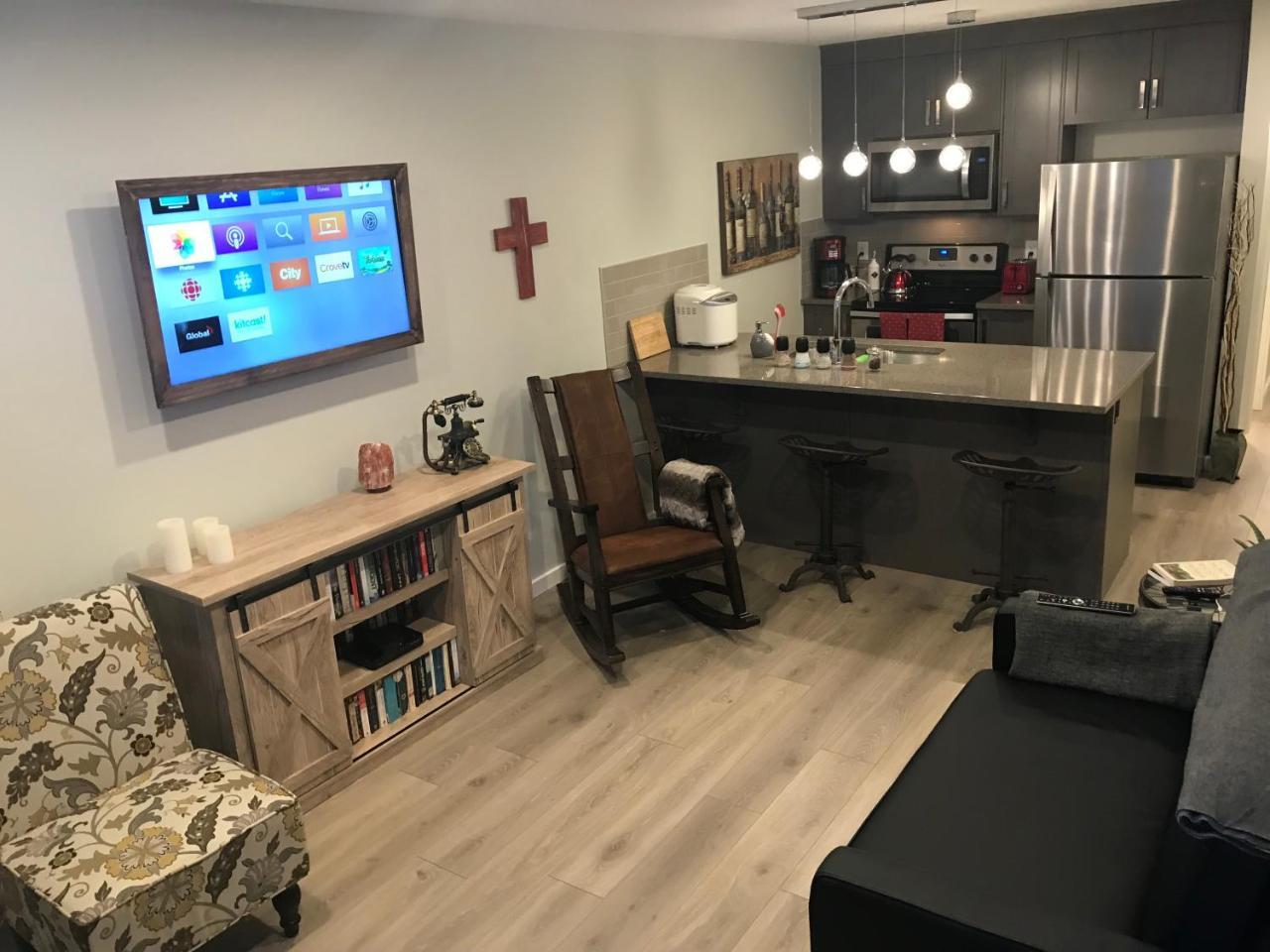 Home Sweet Condo Calgary Bagian luar foto