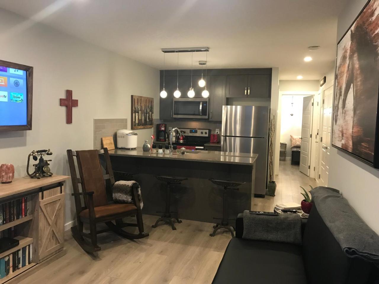 Home Sweet Condo Calgary Bagian luar foto