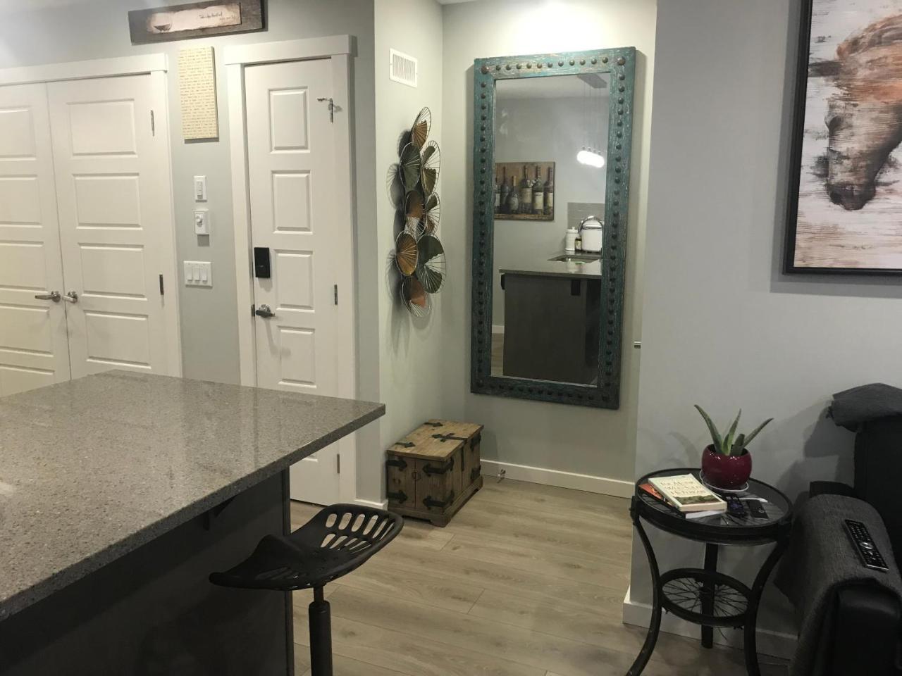 Home Sweet Condo Calgary Bagian luar foto