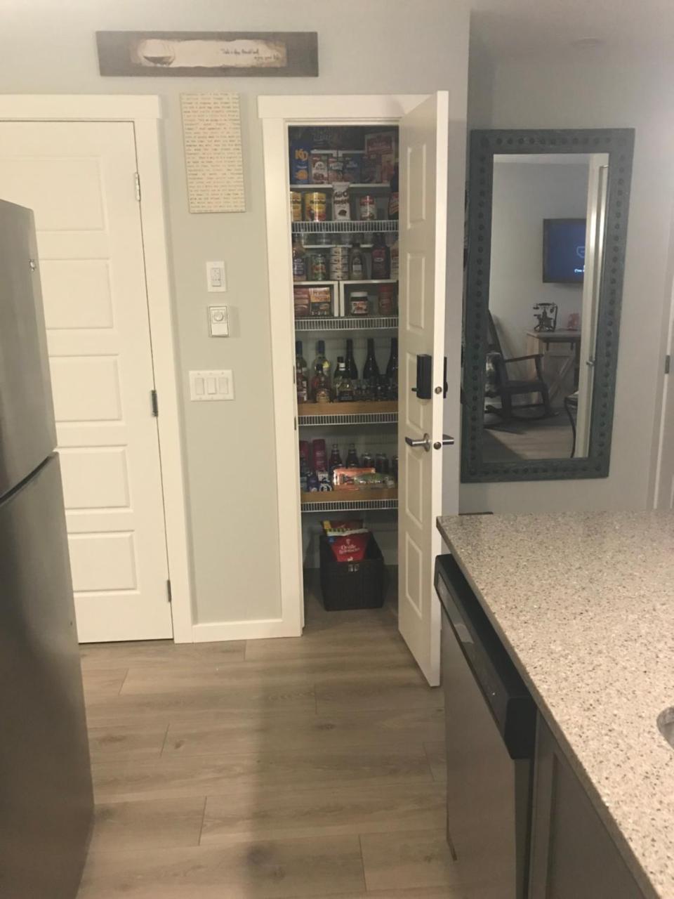 Home Sweet Condo Calgary Bagian luar foto