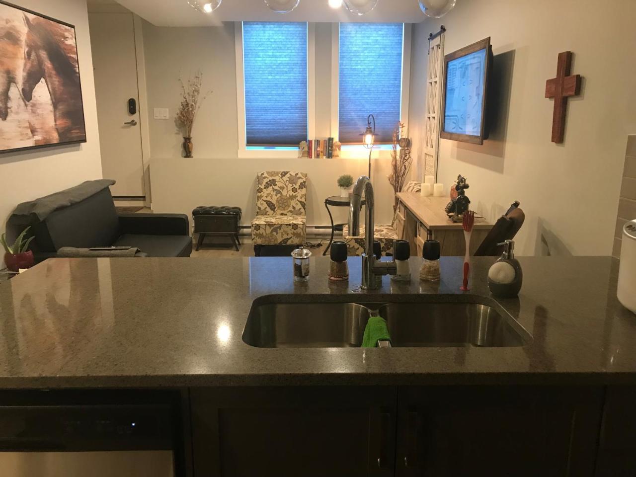Home Sweet Condo Calgary Bagian luar foto