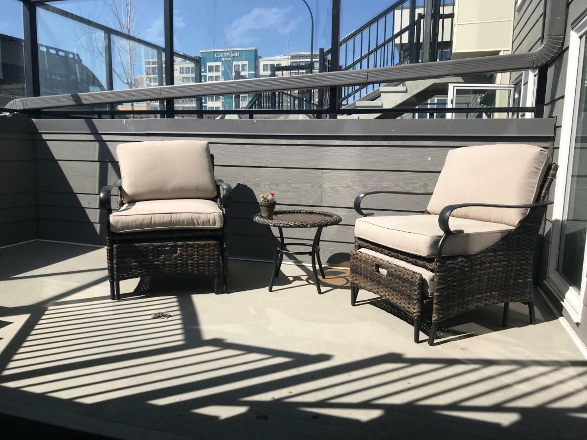 Home Sweet Condo Calgary Bagian luar foto